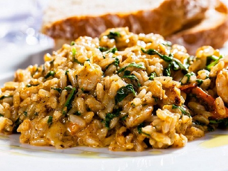 Варен ориз с бекон, спанак, доматено пюре и подправки - снимка на рецептата